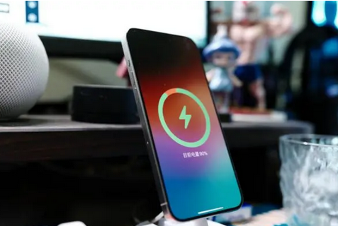 君山苹果15换屏服务分享用什么充电器给iPhone15充电更好 